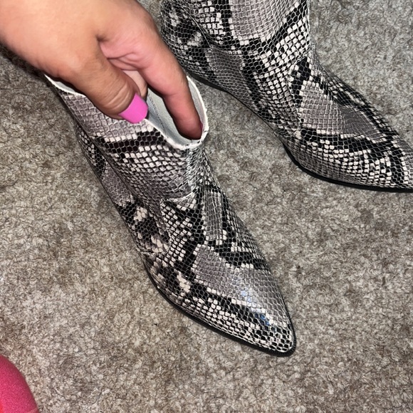 Steve Madden Preston Snake Print Point Toe Leather Ankle Boot size 6.5 - Picture 2 of 8